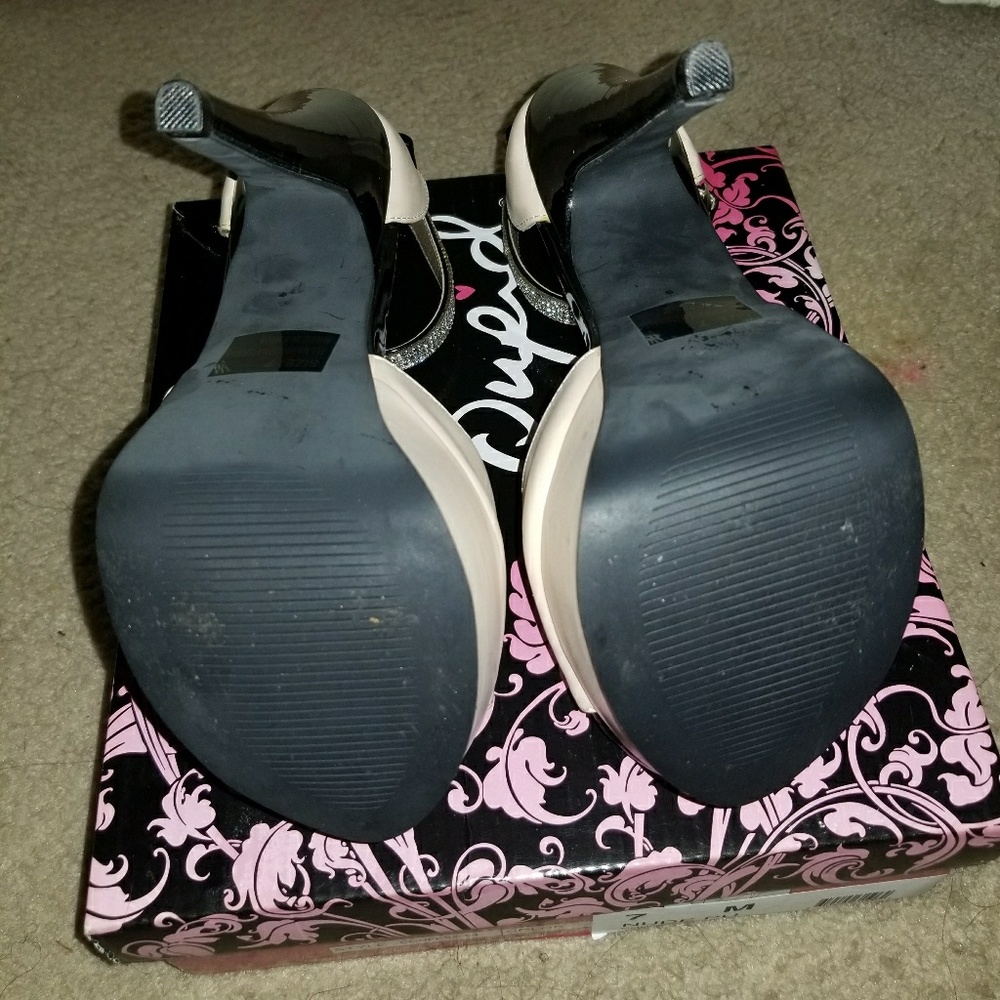 Shoes - Picture 6 of 6